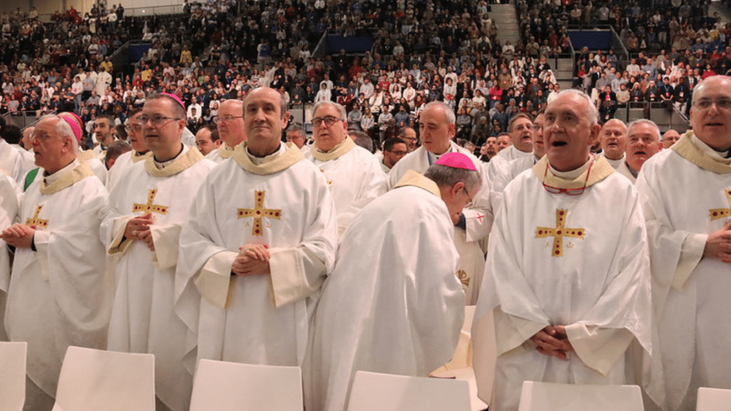 Obispos durante el inicio de pontificado de León XIV en una ceremonia litúrgica