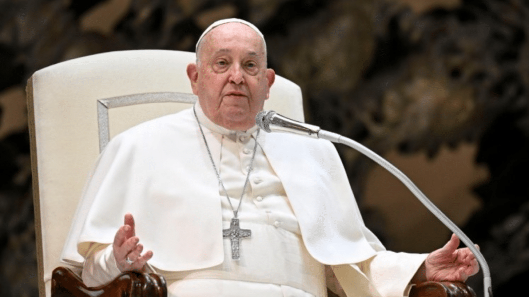 Francisco sigue afectado por la bronquitis y pide a un colaborador que lea la catequesis