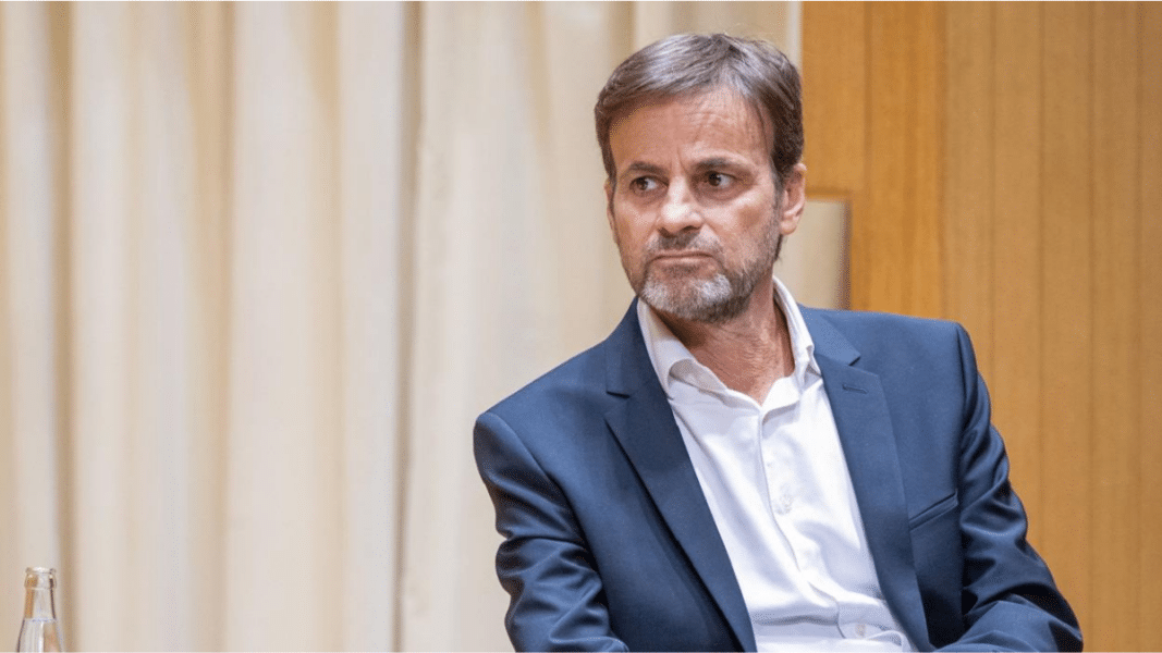 Eurodiputado de Sumar recurre el comodín ‘Opus’ para cargar contra el grupo Patriots