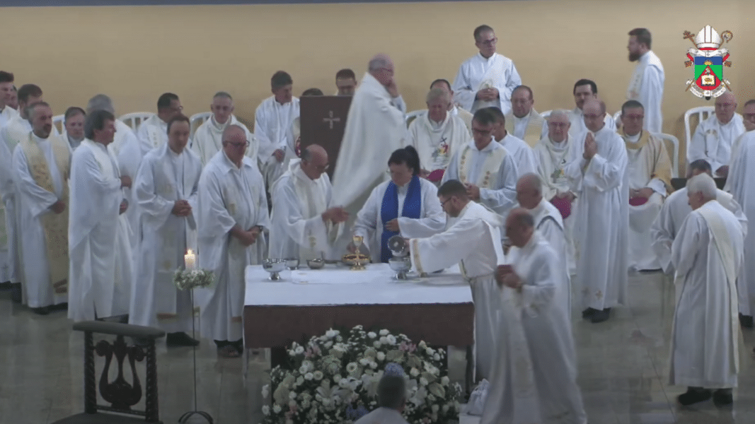 Escándalo en Brasil: una mujer protestante vestida de sacerdote participa y comulga en la Misa de toma de posesión del nuevo arzobispo de Chapecó