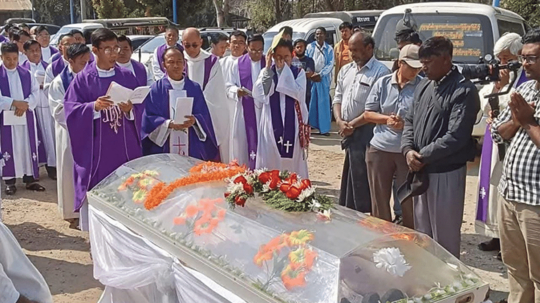 Miles de personas acuden al funeral del sacerdote asesinado brutalmente en Myanmar