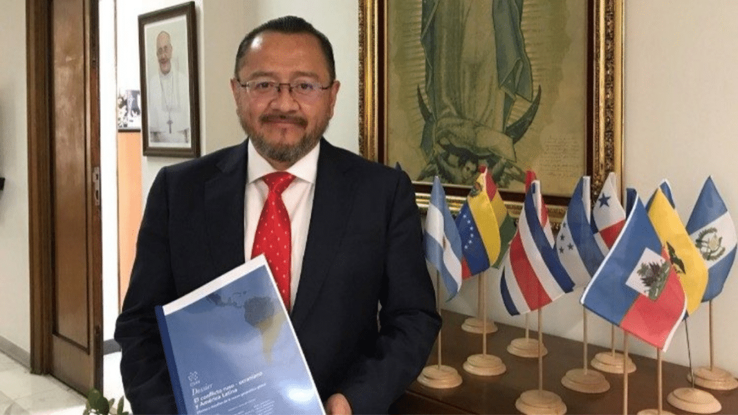 Ridículo artículo del secretario de la Pontificia Comisión para América Latina contra el «conservadurismo de extrema derecha norteamericano»