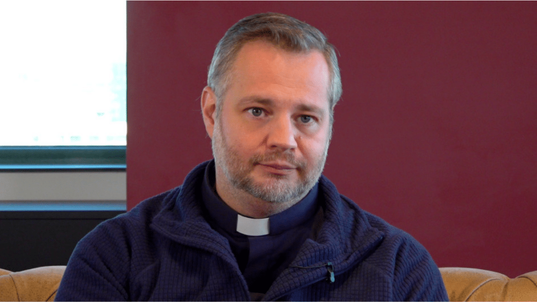 El padre Jesús Silva recuerda que «una persona con tendencias homosexuales no puede ser sacerdote»