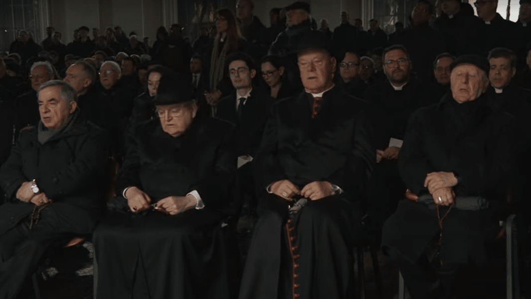 Los cardenales Becciu, Burke y Müller rezando el Rosario por el Papa Francisco