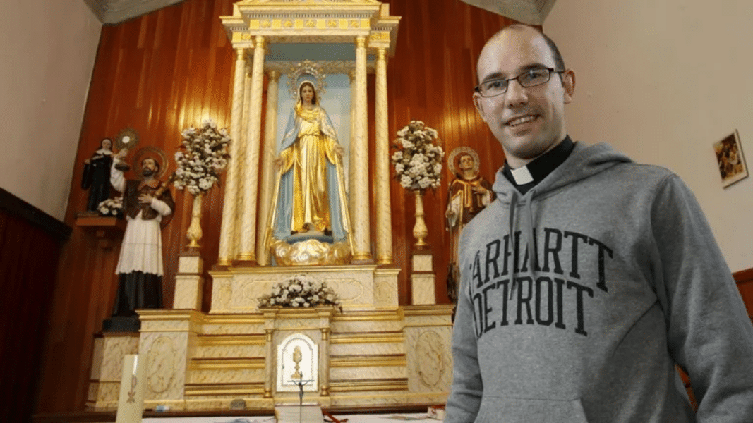 Sacerdote de la archidiócesis de Santiago de Compostela anuncia que cuelga la sotana temporalmente