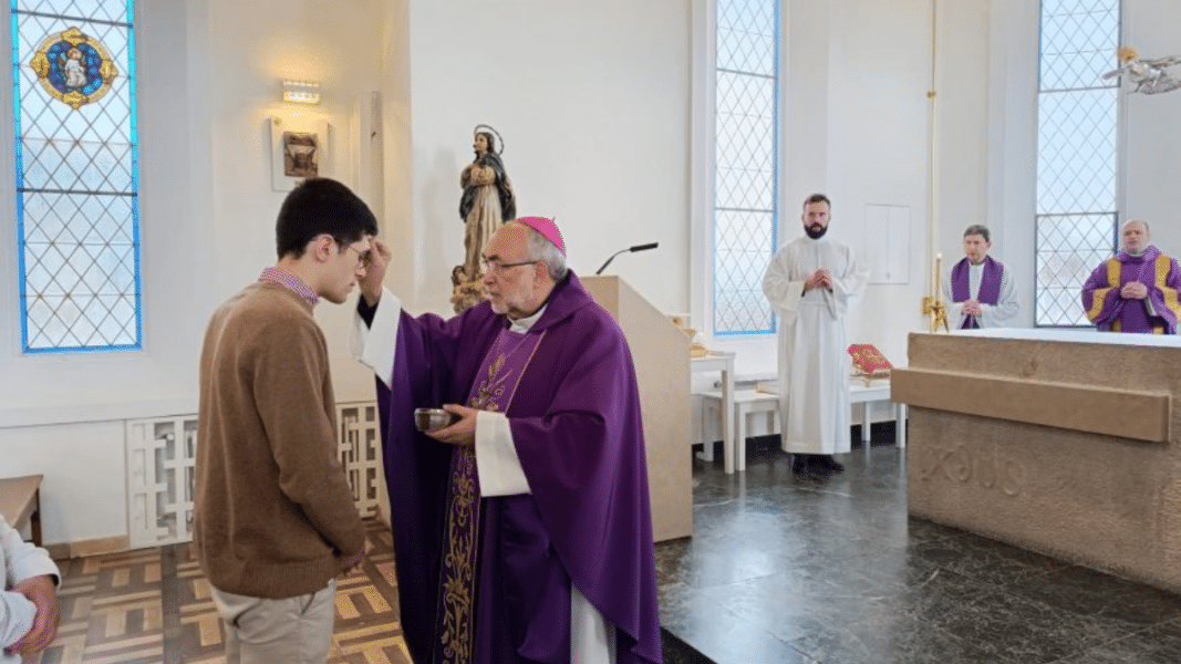 El arzobispo de Oviedo pide no confundir el ayuno cuaresmal «con el Ramadán, ni tampoco con una dieta»