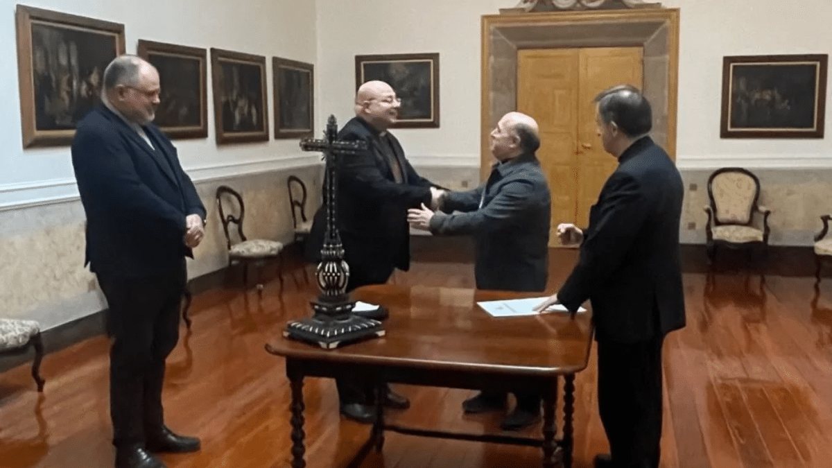 El arzobispo de Santiago dándose la mano con Carlos López Lozano