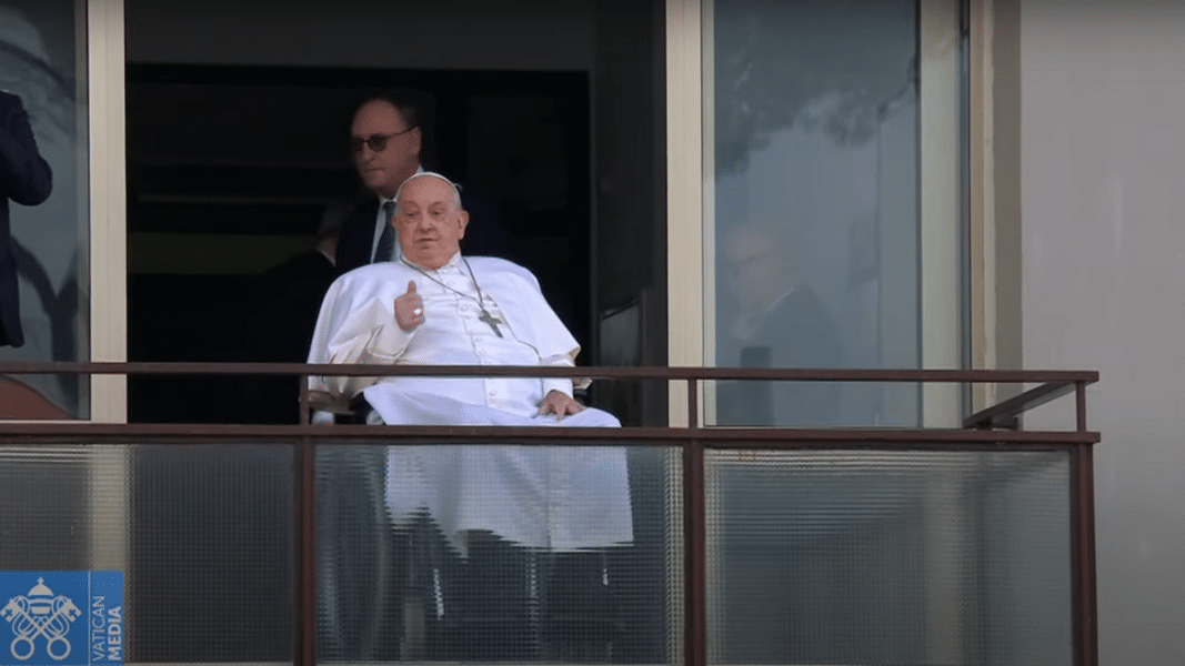 Aparición fugaz del Papa Francisco desde su habitación en el hospital Gemelli