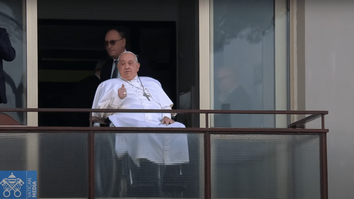 Aparición fugaz del Papa Francisco desde su habitación en el hospital  Gemelli
