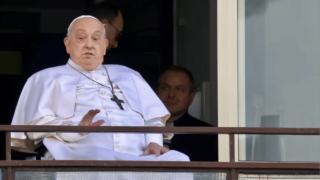 La imagen más dolorosa del pontificado: un anciano utilizado como escudo de poder