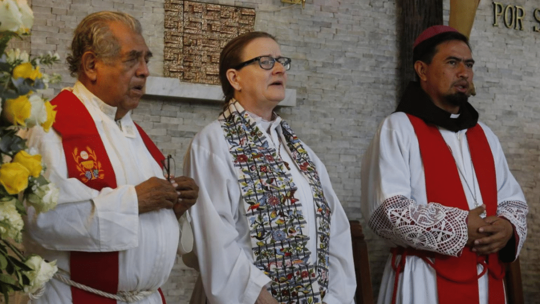 La 'obispa' anglicana junto al obispo Neftalí Ruiz