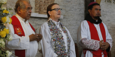 La 'obispa' anglicana junto al obispo Neftalí Ruiz
