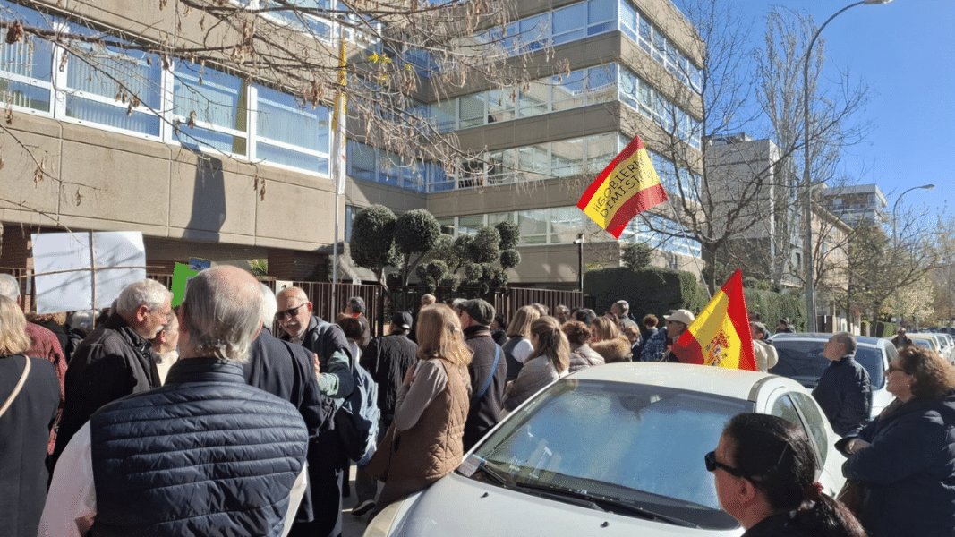 Decenas de personas se concentran a las puertas de la Conferencia Episcopal para protestar por la colaboración de los obispos con la resignificación del Valle de los Caídos