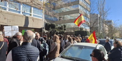 Fieles concentrados a las puertas de la Conferencia Episcopal Española