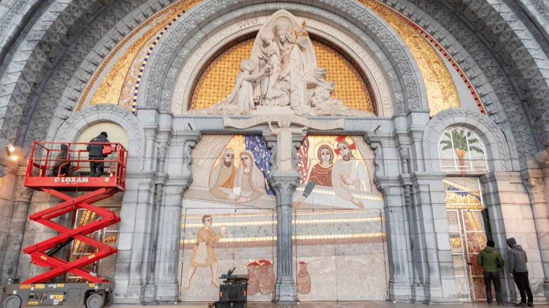 El obispo de Tarbes ordena cubrir los mosaicos de Rupnik en el santuario de Lourdes