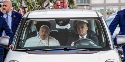 Papa Francisco a su salida del hospital Gemelli