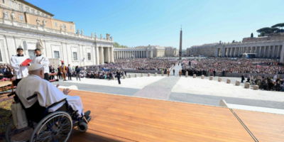 Francisco saluda a los fieles durante la Misa del Jubileo de los enfermos del domingo