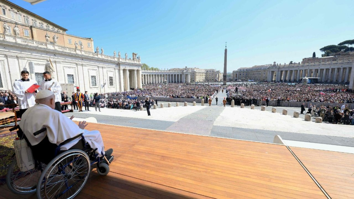 Francisco saluda a los fieles durante la Misa del Jubileo de los enfermos del domingo
