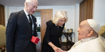 Carlos y Camilla saludando al Papa Francisco