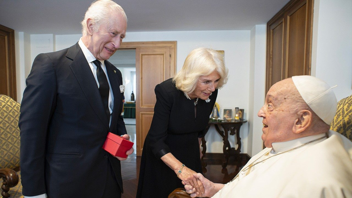 Carlos y Camilla saludando al Papa Francisco