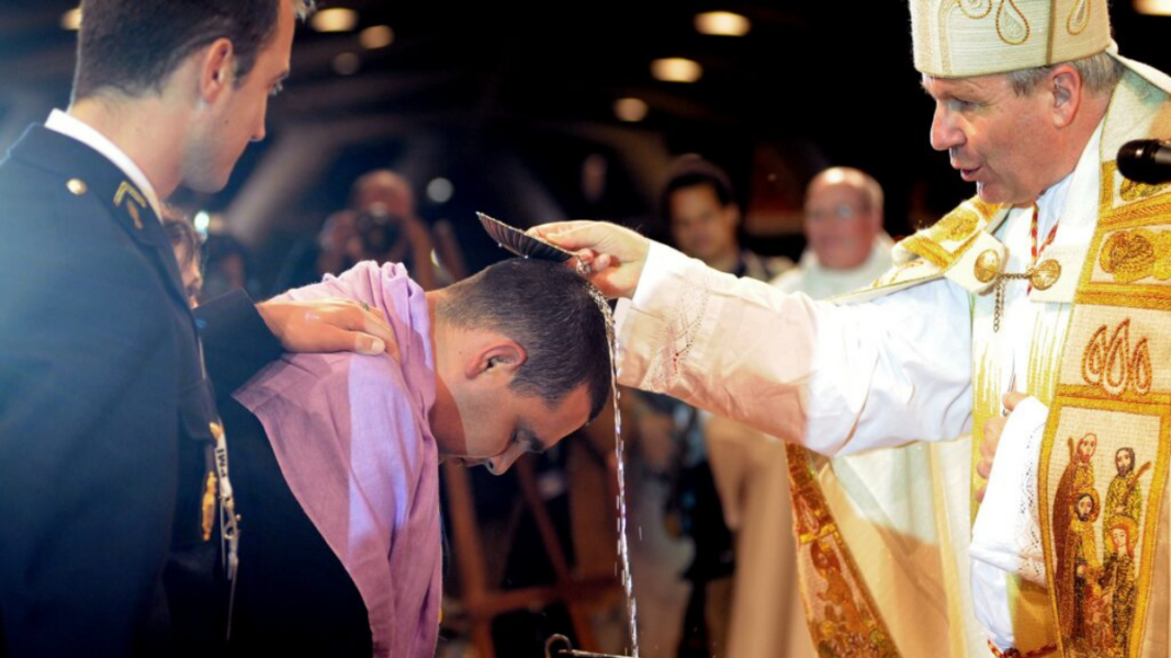 Francia vive un auge inédito en bautismos de adultos y jóvenes en la Iglesia Católica
