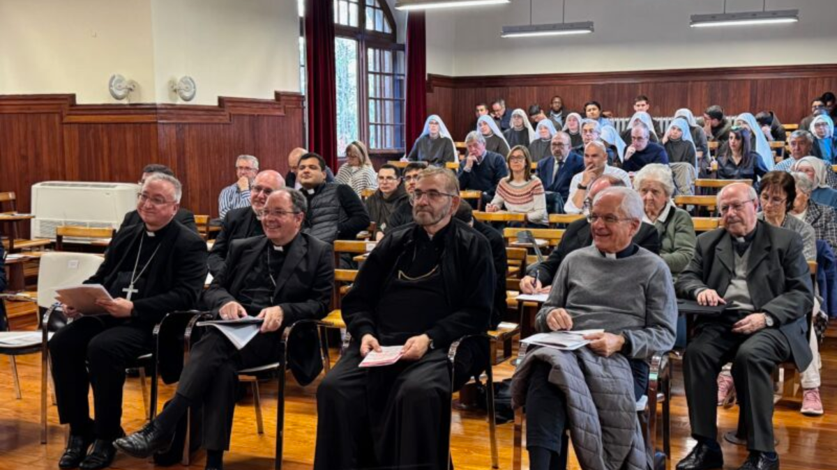 El obispo de Asidonia-Jerez, José Rico Pavés y el de Vitoria, Juan Carlos Elizalde, en primera fila escuchando una de las ponencias