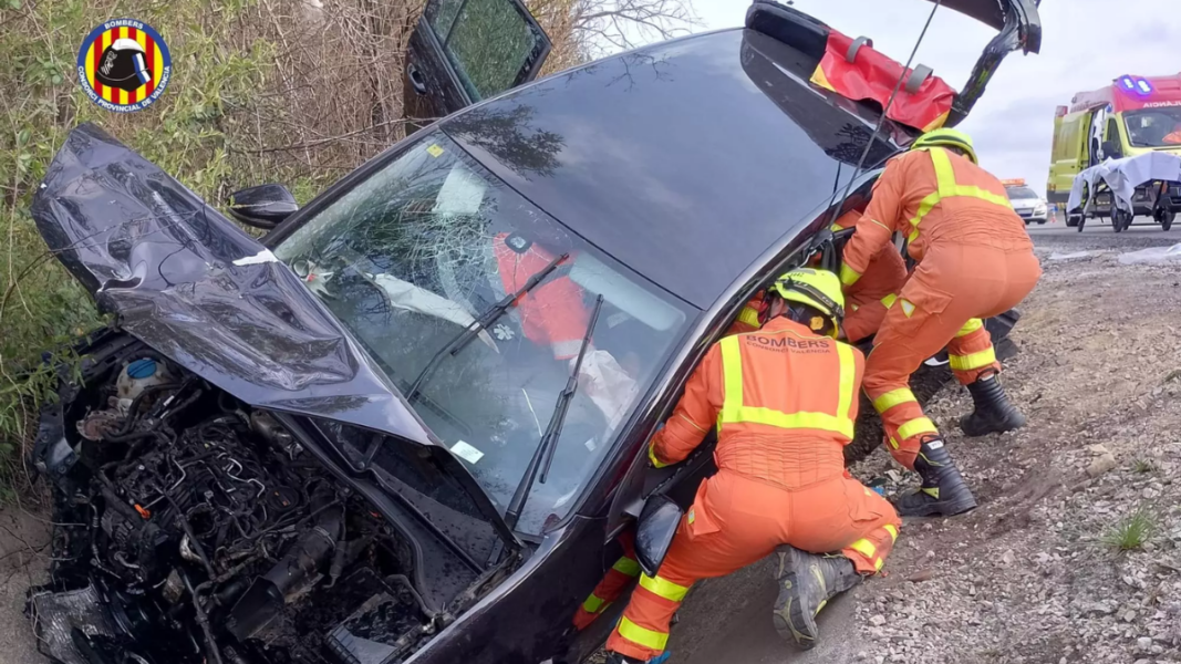 Momento en el que los bomberos excarcelan al ex arzobispo atrapado en el coche. / Consorcio de Bomberos
