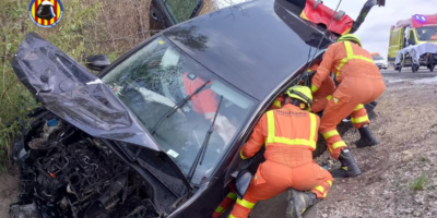 Momento en el que los bomberos excarcelan al ex arzobispo atrapado en el coche. / Consorcio de Bomberos