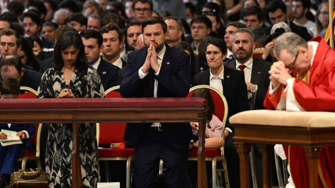 El vicepresidente de EE.UU., JD Vance, asiste a la liturgia del Viernes Santo en el Vaticano