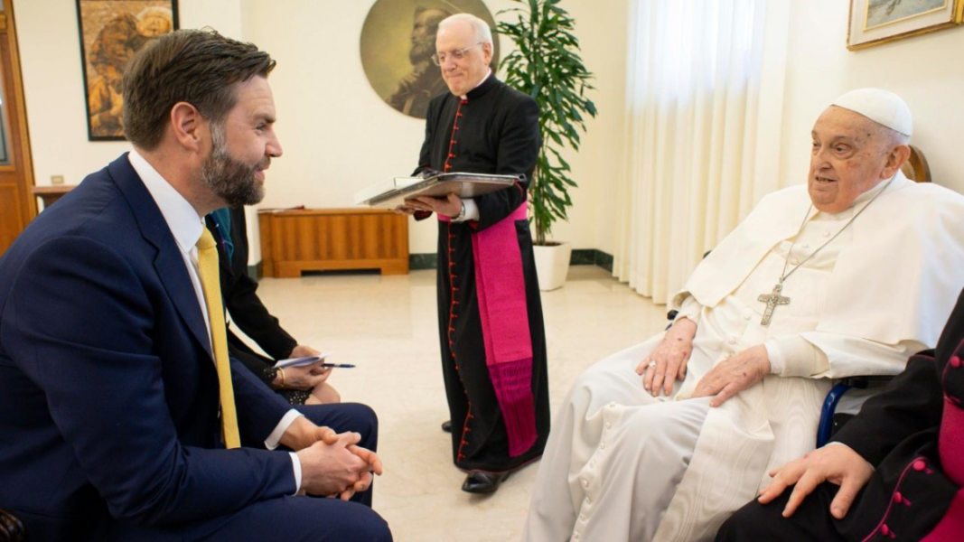 El Papa y JD Vance se ven las caras por primera vez en una breve reunión