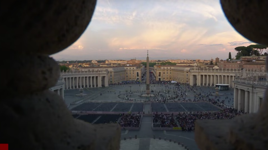 Imagen oficial de Vatican News de cómo estaba la plaza de san Pedro durante el rezo del Rosario por el alma del Papa Francisco