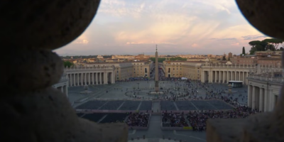 Imagen oficial de Vatican News de cómo estaba la plaza de san Pedro durante el rezo del Rosario por el alma del Papa Francisco