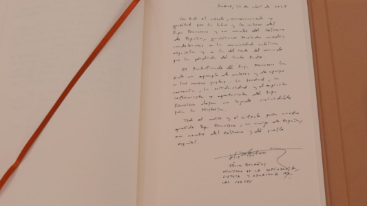 Dedicatoria de Bolaños al Papa Francisco en la nunciatura apostólica