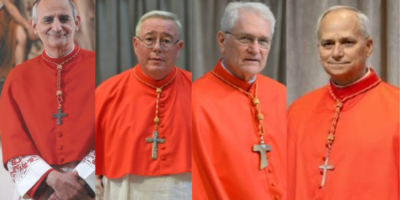 De izquierda a derecha: Matteo Zuppi; Jean-Claude Hollerich; Leonardo Steiner y Robert Prevost