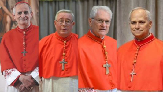 De izquierda a derecha: Matteo Zuppi; Jean-Claude Hollerich; Leonardo Steiner y Robert Prevost