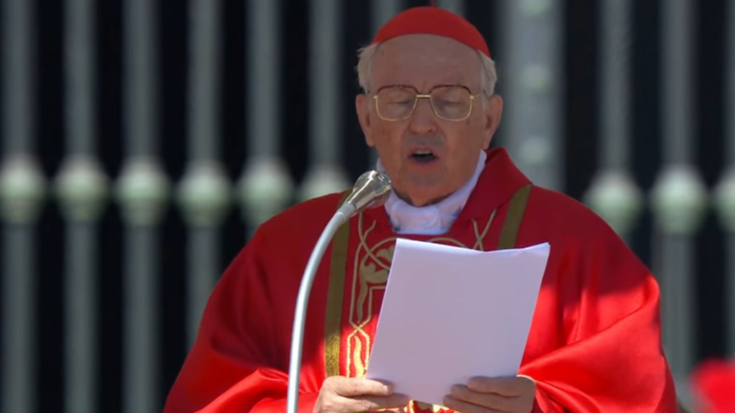 El cardenal Re en la Misa funeral por el Papa Francisco: «Fue un pastor con el corazón abierto a todos”