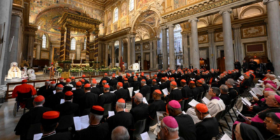Cardenales rezando en Santa María la Mayor