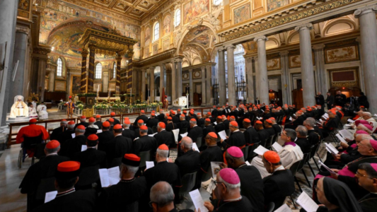 Cardenales rezando en Santa María la Mayor