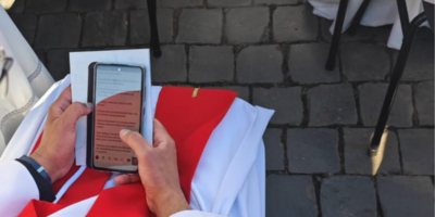Sacerdote leyendo Infovaticana