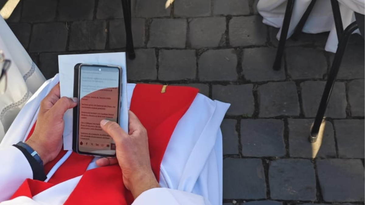 Sacerdote leyendo Infovaticana
