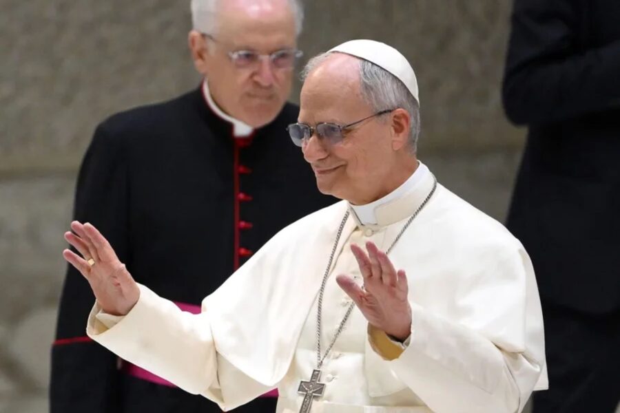 Papa León XIV saludando