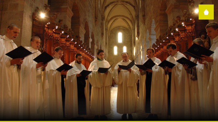 Monjes cantando gregoriano en liturgia tradicional en el Vaticano