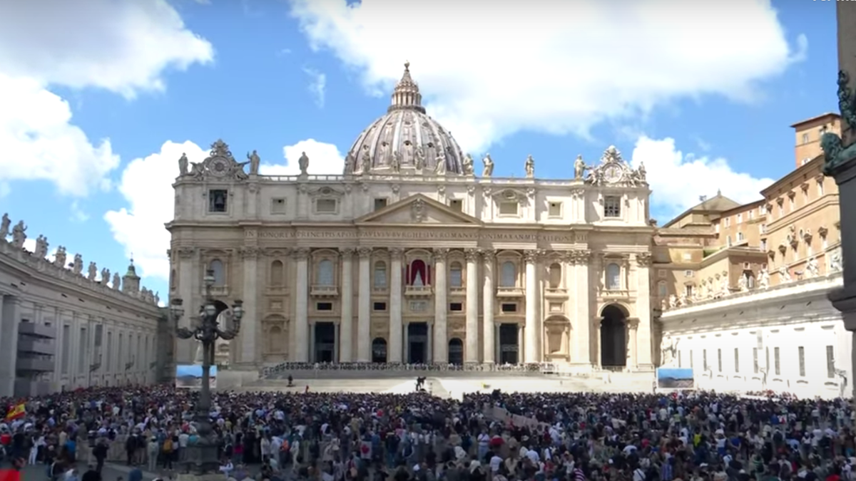 Fumata negra plaza san Pedro del Vaticano