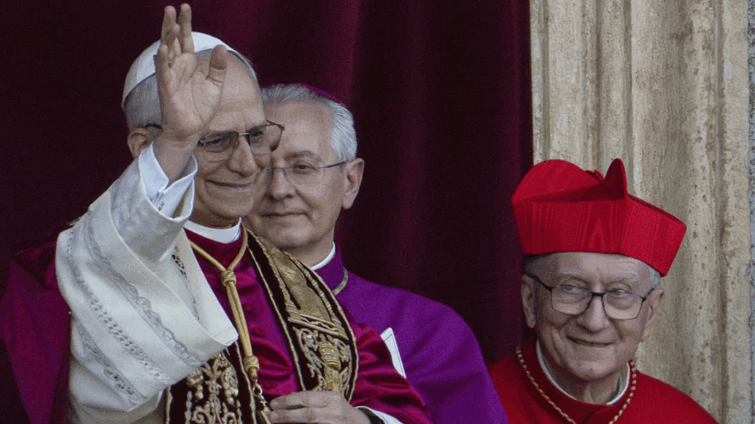 Parolin mirando al nuevo Papa en el balcón de San Pedro