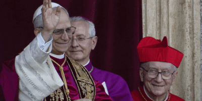 Parolin mirando al nuevo Papa en el balcón de San Pedro