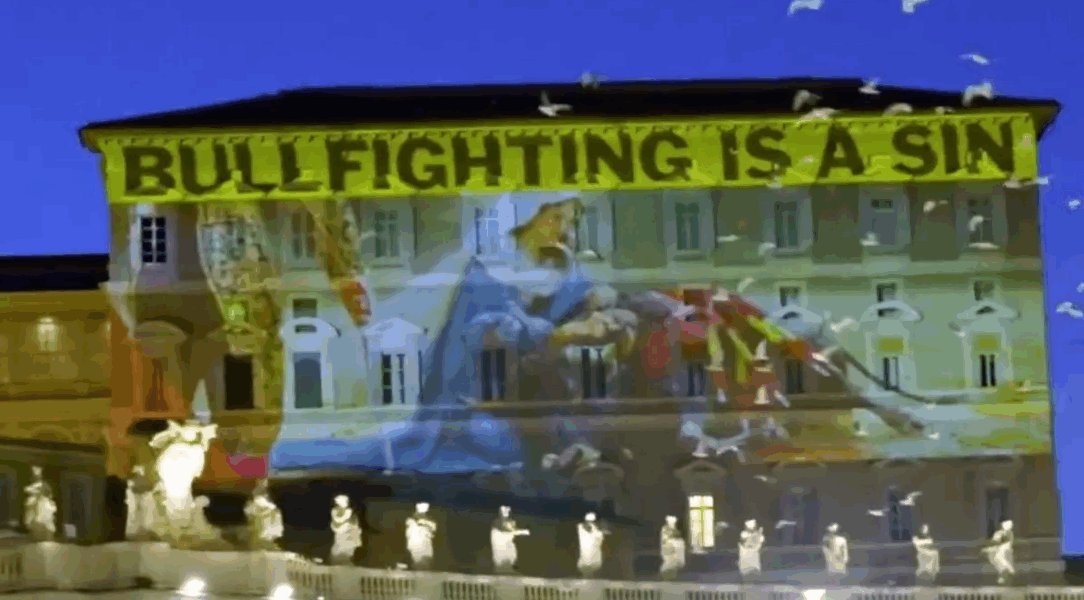 PETA proyecta mensajes contra las corridas de toros al Papa León XIV en el Vaticano