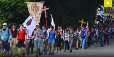 Peregrinos marchando hacia Chartres con estandartes durante la peregrinación de Pentecostés