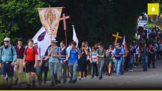 Peregrinos marchando hacia Chartres con estandartes durante la peregrinación de Pentecostés