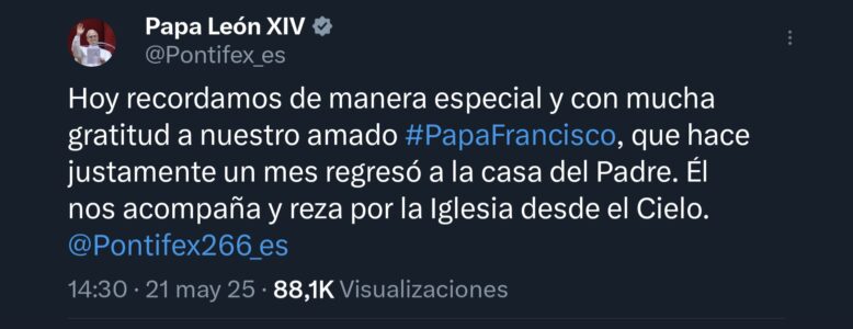 Tuit del Papa León XIV recordando al Papa Francisco un mes después de su fallecimiento.