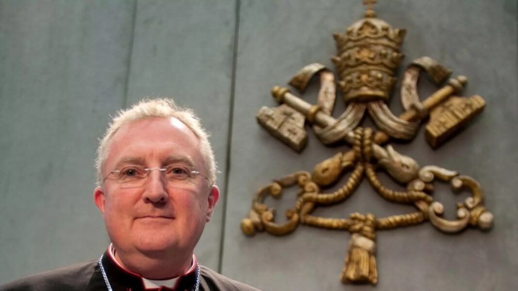 Cardenal Arthur Roche firma restricciones a la Misa tradicional.